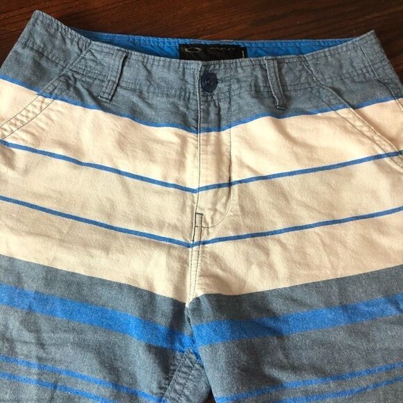 Oakley Blue Striped Bermuda Shorts Slim Fit Size 32 Travel Vacation Beach - Picture 3 of 7
